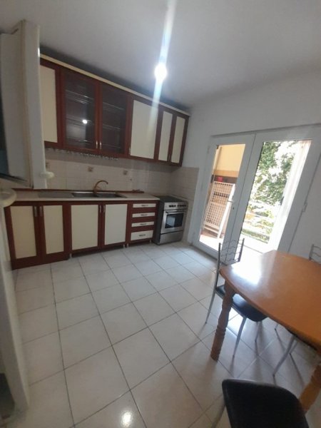 Tirane, jepet me qera apartament 2+1,Mobiluar, Cmimi 500 €, ne LAPRAK,Tirane