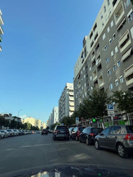 Tirane, jepet me qera zyre Kati 8, 70 m² 800 € (KOMUNA E PARISIT)