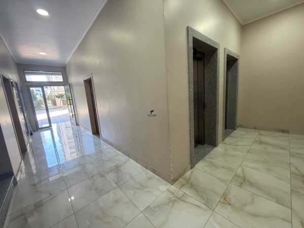 Tirane, jepet me qera zyre Kati 8, 70 m² 800 € (KOMUNA E PARISIT)