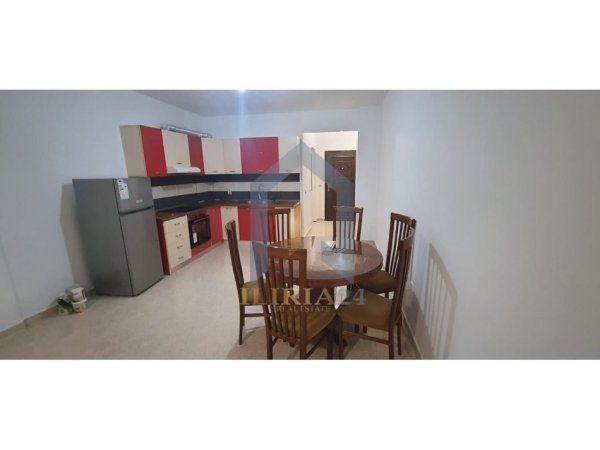 Tirane, jap me qera apartament 2+1+Ballkon Kati 4, 110 m² 600 € (Laprake Pallatet e Arabit)