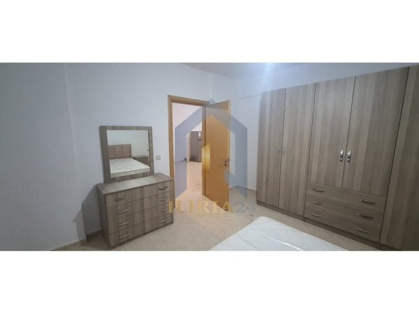 Tirane, jap me qera apartament 2+1+Ballkon Kati 4, 110 m² 600 € (Laprake Pallatet e Arabit)