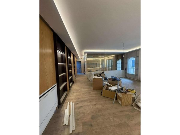 Tirane, shitet apartament 3+1+Ballkon Kati 4, 119 m² 320.000 € (Kryqëzimi i Komunës së Parisit)
