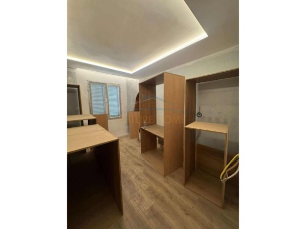 Tirane, shitet apartament 3+1+Ballkon Kati 4, 119 m² 320.000 € (Kryqëzimi i Komunës së Parisit)