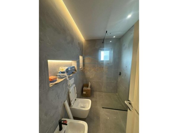Tirane, shitet apartament 3+1+Ballkon Kati 4, 119 m² 320.000 € (Kryqëzimi i Komunës së Parisit)