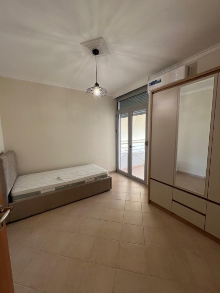 Tirane, jepet me qera apartament 3+1+Ballkon Kati 5, 140 m² 600 € (Fresk)