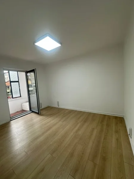 Tirane, jepet me qera zyre Kati 2, 70 m² 500 € (Perball Square 21)