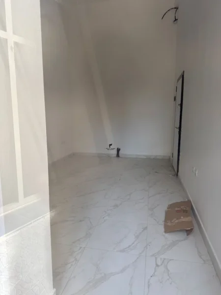 Tirane, shitet dyqan Kati 0, 30 m² 130.000 € (KOMUNA E PARISIT)
