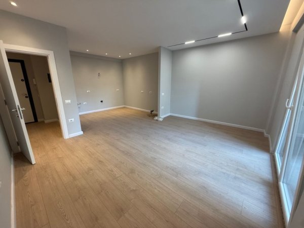 Tirane, jepet me qera zyre Kati 3, 125 m² 1.300 € (KOMUNA E PARISIT)