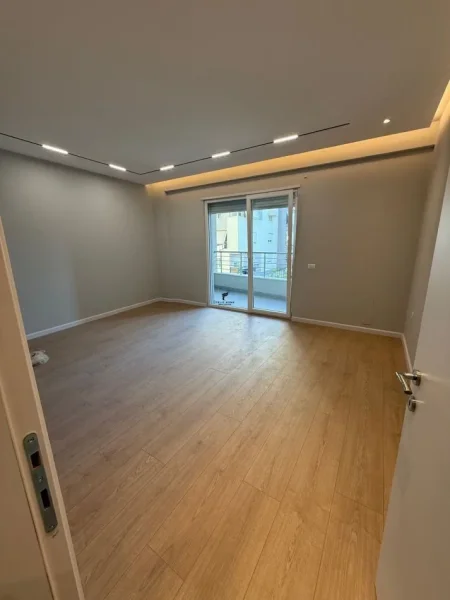 Tirane, jepet me qera zyre Kati 3, 125 m² 1.300 € (KOMUNA E PARISIT)