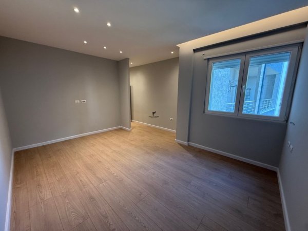 Tirane, jepet me qera zyre Kati 3, 125 m² 1.300 € (KOMUNA E PARISIT)