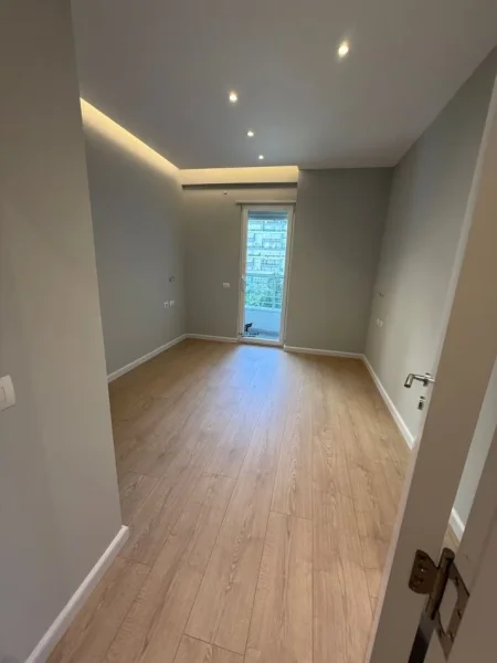 Tirane, jepet me qera zyre Kati 3, 125 m² 1.300 € (KOMUNA E PARISIT)