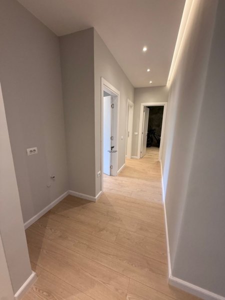 Tirane, jepet me qera zyre Kati 3, 125 m² 1.300 € (KOMUNA E PARISIT)