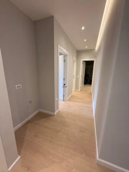 Tirane, jepet me qera zyre Kati 3, 125 m² 1.300 € (KOMUNA E PARISIT)