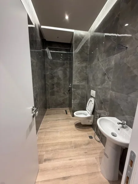 Tirane, jepet me qera zyre Kati 3, 125 m² 1.300 € (KOMUNA E PARISIT)