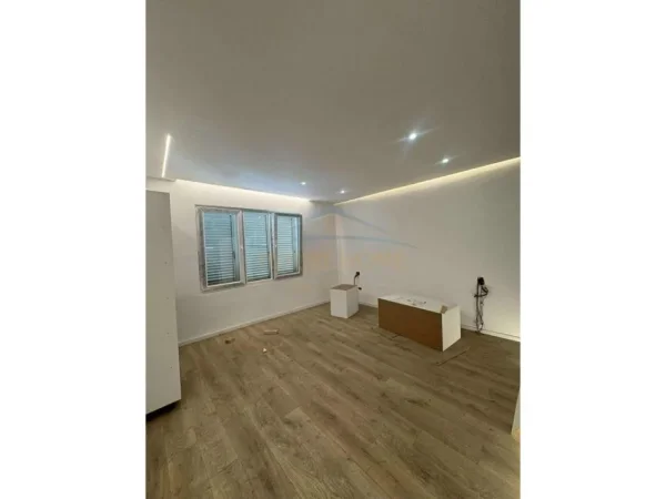 Tirane, shes apartament 3+1+Ballkon , 118 m² (Komuna e Parisit)