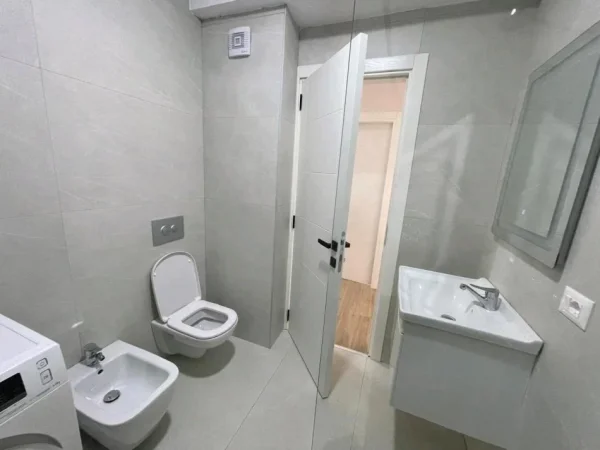 Tirane, jepet me qera apartament 1+1 Kati 5, 70 m² 500 € (Xhamlliku)