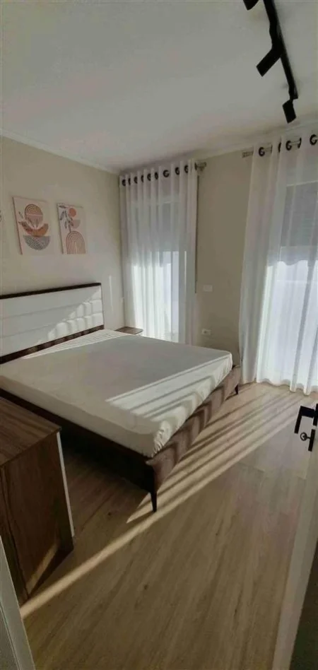Tirane, jepet me qera apartament 1+1 Kati 5, 70 m² 500 € (Xhamlliku)