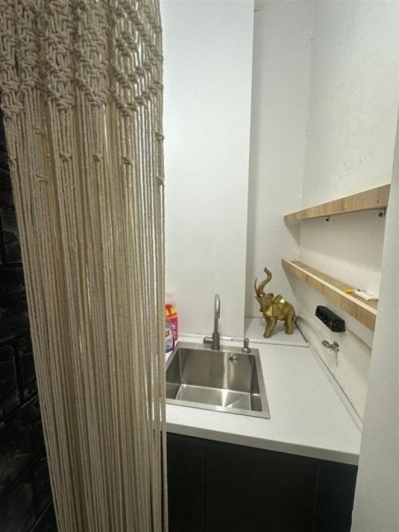 Tirane, jepet me qera ambjent biznesi Kati 2, 70 m² 500 € (SQUARE 21)