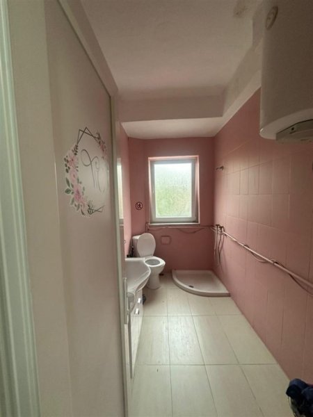 Tirane, jepet me qera ambjent biznesi Kati 2, 70 m² 500 € (SQUARE 21)