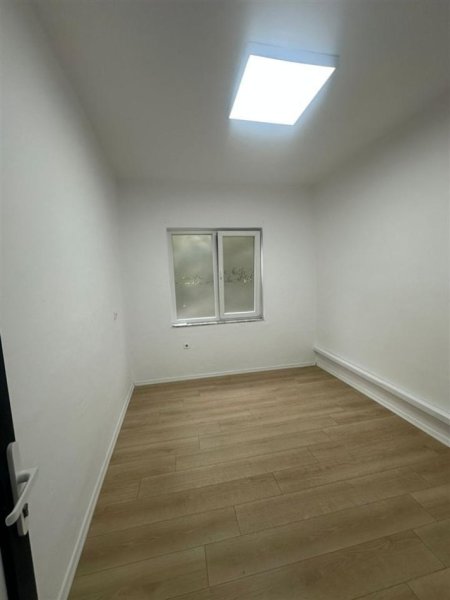 Tirane, jepet me qera ambjent biznesi Kati 2, 70 m² 500 € (SQUARE 21)