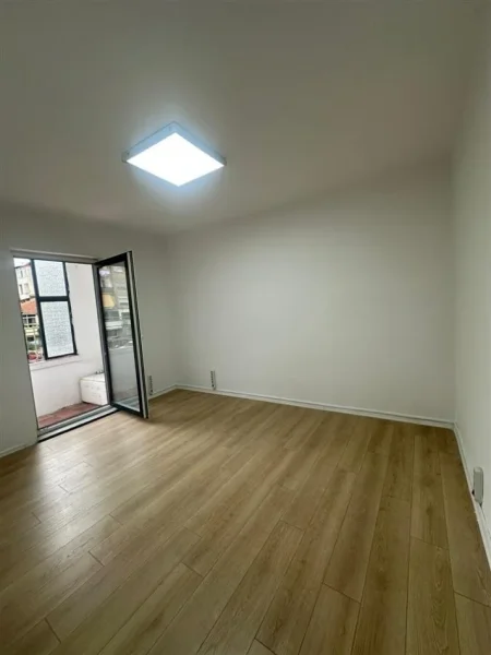 Tirane, jepet me qera ambjent biznesi Kati 2, 70 m² 500 € (SQUARE 21)