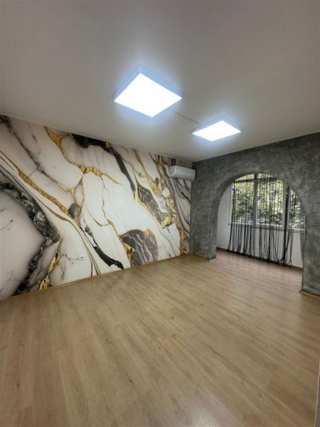 Tirane, jepet me qera ambjent biznesi Kati 2, 70 m² 500 € (SQUARE 21)