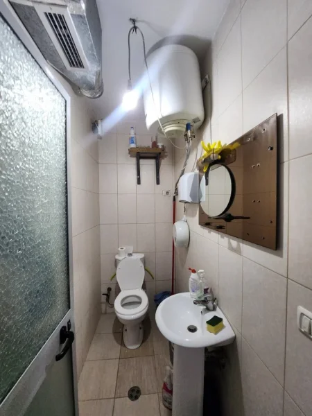 Tirane, jepet me qera ambjent biznesi Kati 1, 47 m² 450 € (Komuna Parisit)