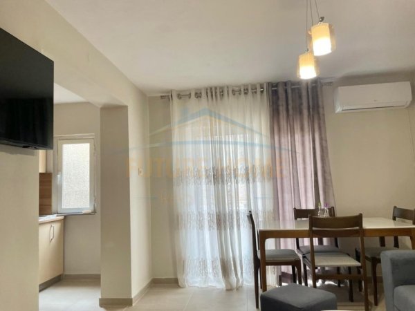 Tirane, jepet me qera 3+1 Kati 5, 80 m² 690 €