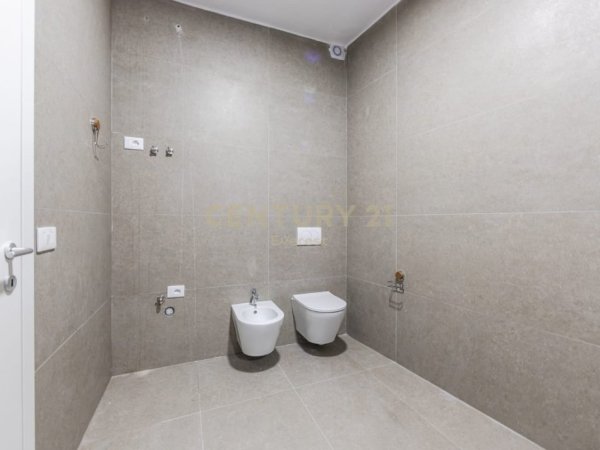 Tirane, jepet me qera apartament 1+1 Kati 7, 74 m² 1.000 € (Rr.e Kavajes)
