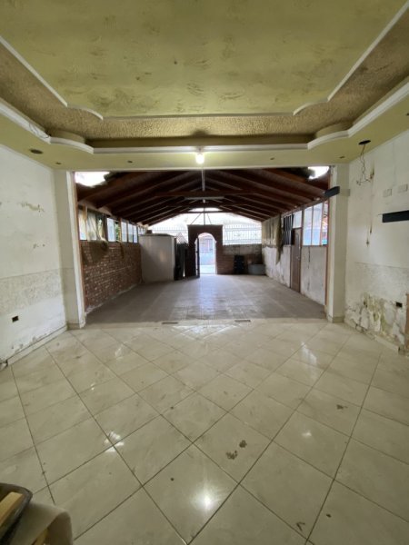 Tirane, jepet me qera magazine Kati 0, 70 m² 280 € (Joklin Persi)