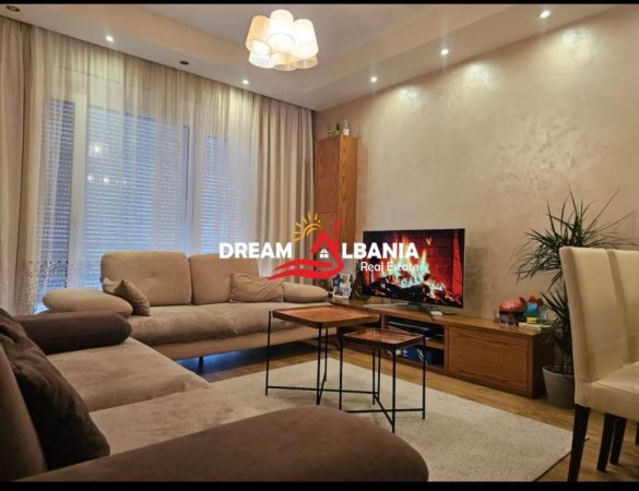 Tirane, jepet me qera apartament 3+1 , 800 € (te Kodra e Diellit 1)