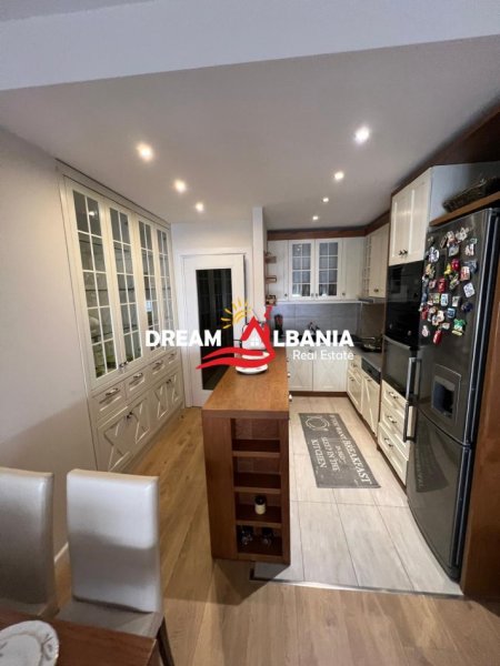 Tirane, jepet me qera apartament 3+1 , 800 € (te Kodra e Diellit 1)