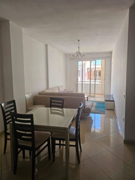 Tirane, jepet me qera apartament 2+1 , 400 € (Yzberisht)