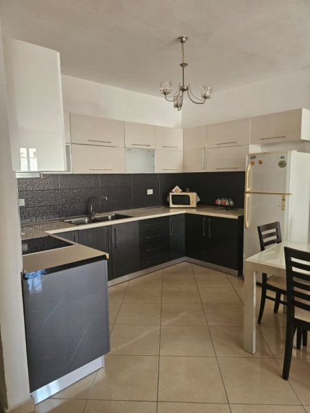 Tirane, jepet me qera apartament 2+1 , 400 € (Yzberisht)