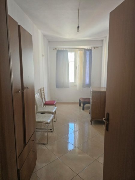 Tirane, jepet me qera apartament 2+1 , 400 € (Yzberisht)