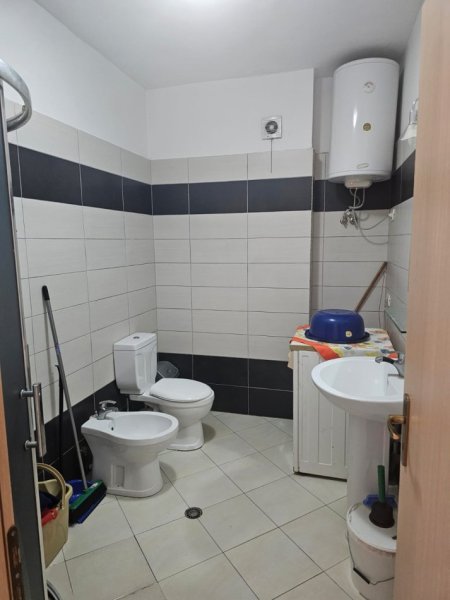 Tirane, jepet me qera apartament 2+1 , 400 € (Yzberisht)