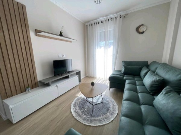 Tirane, jepet me qera apartament 1+1+Ballkon Kati 5, 70 m² 500 € (RRUGA XHANFIZE KEKO, XHAMLLIKU)