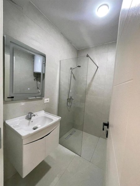 Tirane, jepet me qera apartament 1+1+Ballkon Kati 5, 70 m² 500 € (RRUGA XHANFIZE KEKO, XHAMLLIKU)