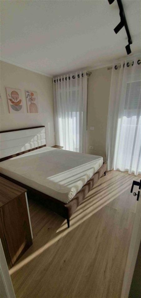 Tirane, jepet me qera apartament 1+1+Ballkon Kati 5, 70 m² 500 € (RRUGA XHANFIZE KEKO, XHAMLLIKU)