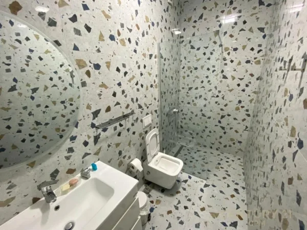 Tirane, jepet me qera apartament 1+1 Kati 17, 59 m² 750 € (Garden Building)