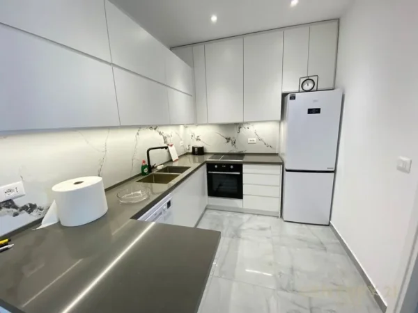 Tirane, jepet me qera apartament 1+1 Kati 17, 59 m² 750 € (Garden Building)