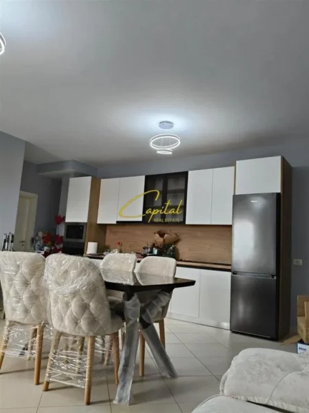 Tirane, shitet apartament 1+1 Kati 5, 65 m² 110.000 € (FRESKU)