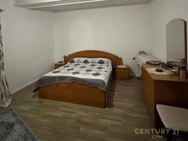 Tirane, jepet me qera apartament 3+1 Kati 2, 242 m² 570 € (pranë Tv Klan)