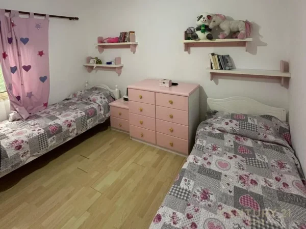 Tirane, jepet me qera apartament 3+1 Kati 2, 242 m² 570 € (pranë Tv Klan)
