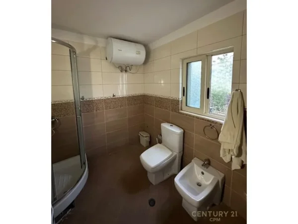 Tirane, jepet me qera apartament 3+1 Kati 2, 242 m² 570 € (pranë Tv Klan)