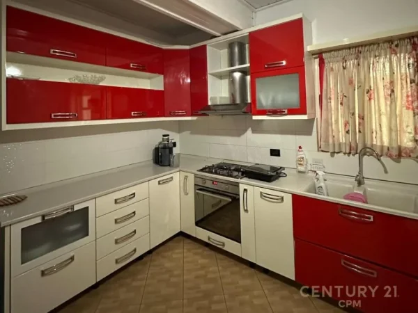 Tirane, jepet me qera apartament 3+1 Kati 2, 242 m² 570 € (pranë Tv Klan)