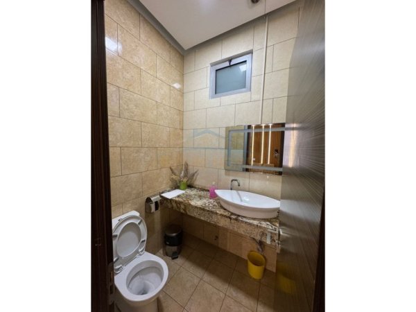Tirane, jap me qera ambjent biznesi Kati 1, 370 m² 4.000 € (UNAZA E RE)