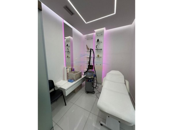 Tirane, jap me qera ambjent biznesi Kati 1, 370 m² 4.000 € (UNAZA E RE)