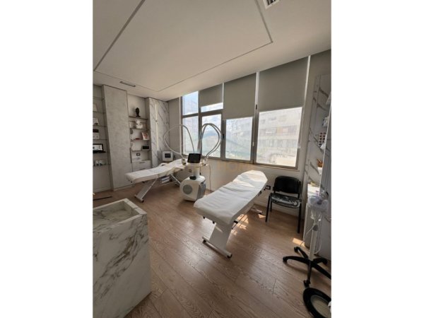 Tirane, jap me qera ambjent biznesi Kati 1, 370 m² 4.000 € (UNAZA E RE)