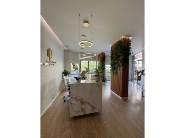 Tirane, jap me qera ambjent biznesi Kati 1, 370 m² 4.000 € (UNAZA E RE)